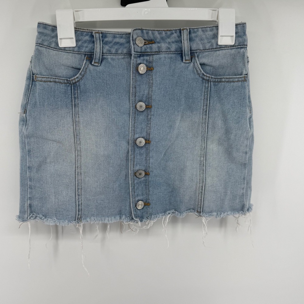 PacSun‎ Light Wash Denim Button Front Mini Skirt Distressed Raw Hem Size 25 Y2K